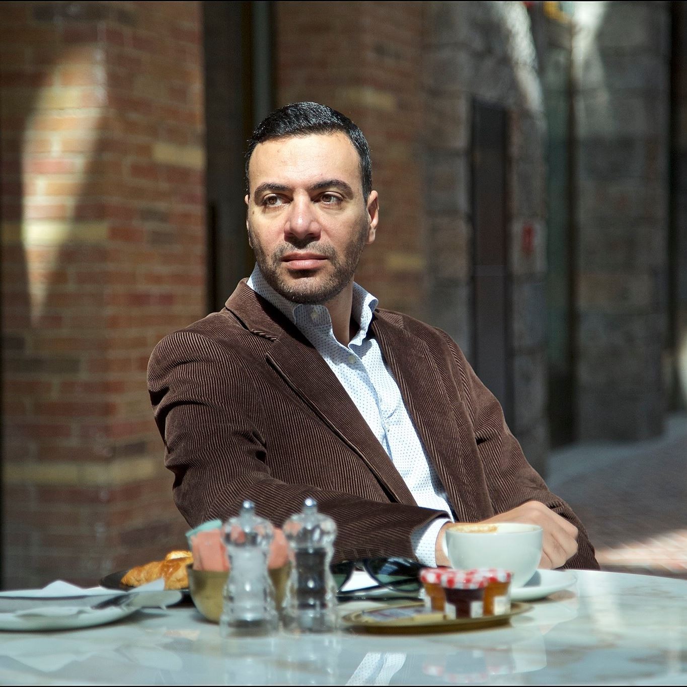 Portrait of author Amr Hussein